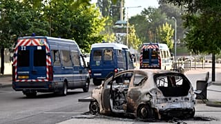 Сгоревший автомобиль во время беспорядков в Дижоне в середине июня 2020 года