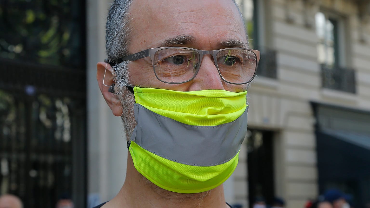 Uomo con mascherina stile gilet gialli durante una manifestazione a Parigi nel settembre 2020