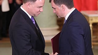 Polens Präsident Andrzej Duda schüttelt Hände mit Justizminister Zbigniew Ziobro in Warschau, Polen, 15.11.2019