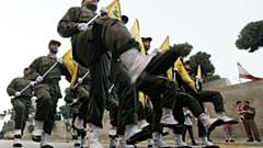 İsrail'le savaşta hayatını kaybeden Hizbullah üyeleri için kurulan yeni mezarın açılış töreninde yürüyen örgüt üyeleri (arşiv)