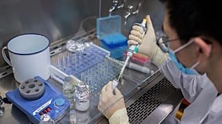 عکس تزئینی از لابراتواری در چین