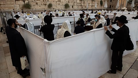 Orthodoxe Juden beten an der Klagemauer