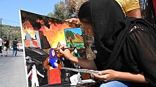 لاجئة أفغانية ترسم ذكريات عاشتها خلال حريق طال مخيمات اللاجئين
