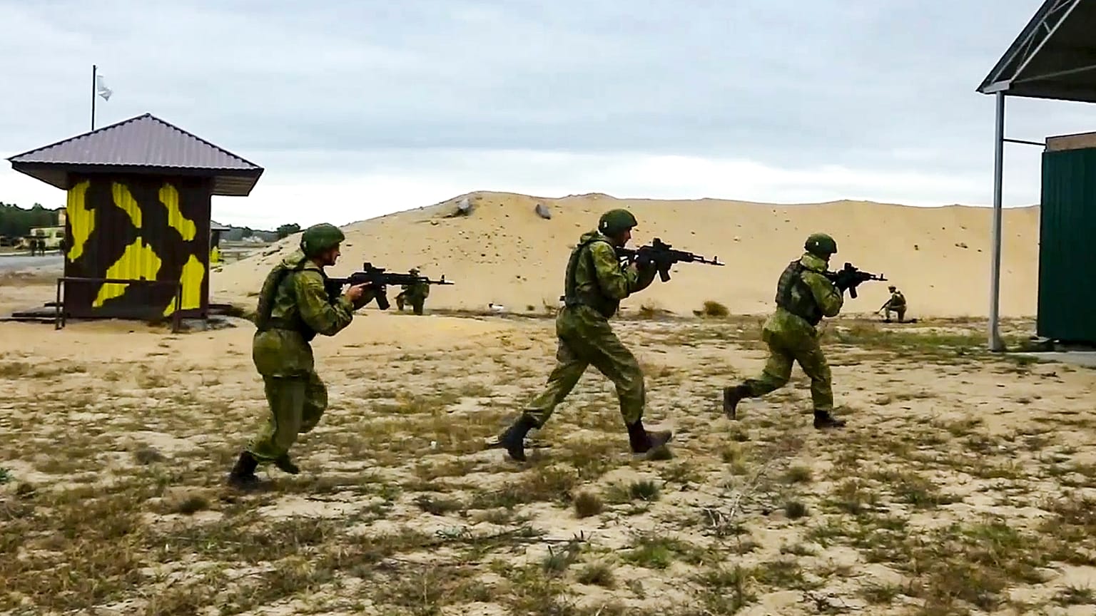Russische und belarussische Truppen proben den Ernstfall  - fünf Kilometer vor der Grenze zu Polen