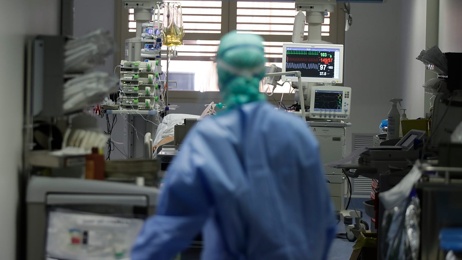 İtalya'da Covid-19 hastasıyla ilgilenen bir doktor (arşiv) 
