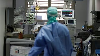 İtalya'da Covid-19 hastasıyla ilgilenen bir doktor (arşiv) 