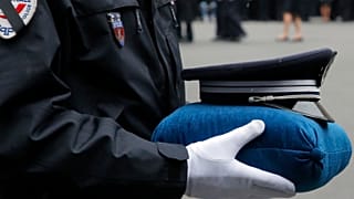 L'hommage aux policiers tués en France lors des attaques de janvier 2015