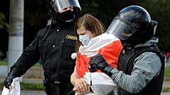 Belarus'ta düzenlenen protesto sırasında gözaltına alınan bir kadın eylemci 
