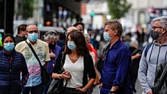 Menschen in Madrid kaufen Lottoscheine