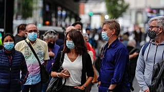 Menschen in Madrid kaufen Lottoscheine