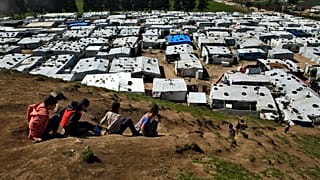 إيقاد الشموع على قبور قتلى الحرب السورية في مدينة القامشلي شمال سوريا، 31 أكتوبر 2019
