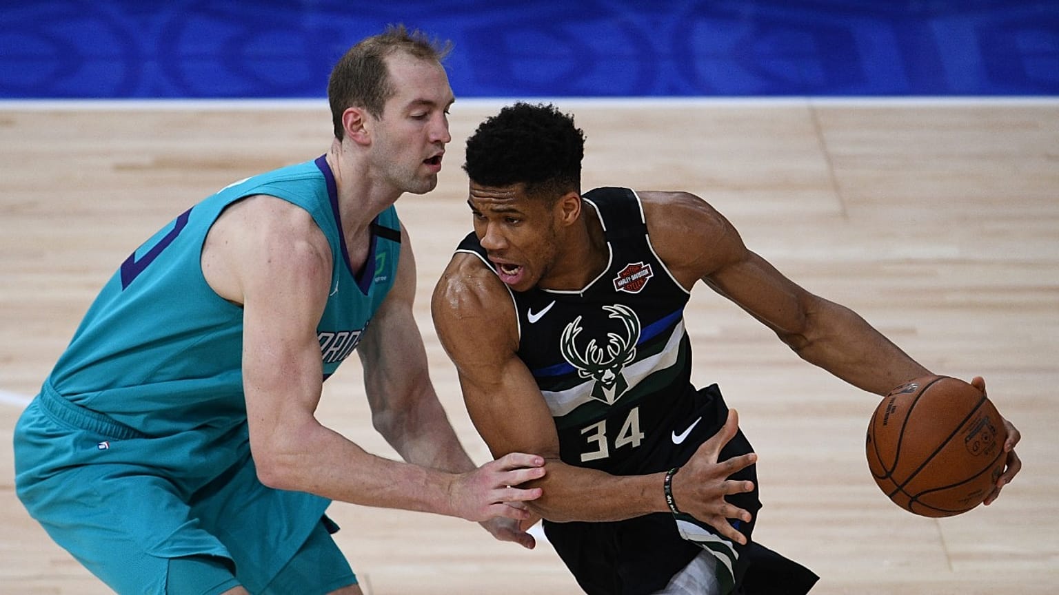  Nijerya asıllı Yunan basketbolcu Giannis Antetokounmpo NBA tarihine geçti (sağda)