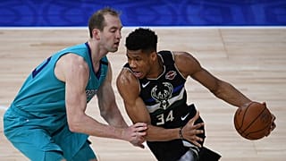  Nijerya asıllı Yunan basketbolcu Giannis Antetokounmpo NBA tarihine geçti (sağda)