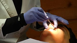 الحكم على طبيب الأسنان 20 سنة سجنا منها 12 سنة نافذة