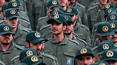 عناصر من الحرس الثوري يحتفلون بذكرى مرور 40 عاماً على قيام الجمهورية الإسلامية 