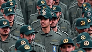 عناصر من الحرس الثوري يحتفلون بذكرى مرور 40 عاماً على قيام الجمهورية الإسلامية 