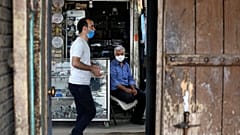 تاجريجلس أمام دكانه في البازار الكبير في مدينة زنجان. 2020/07/05