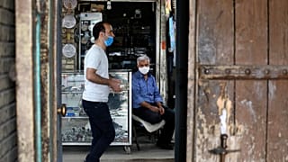 تاجريجلس أمام دكانه في البازار الكبير في مدينة زنجان. 2020/07/05
