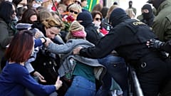 Frauen-Protest gegen Lukaschenko: Deutlich mehr Festnahmen