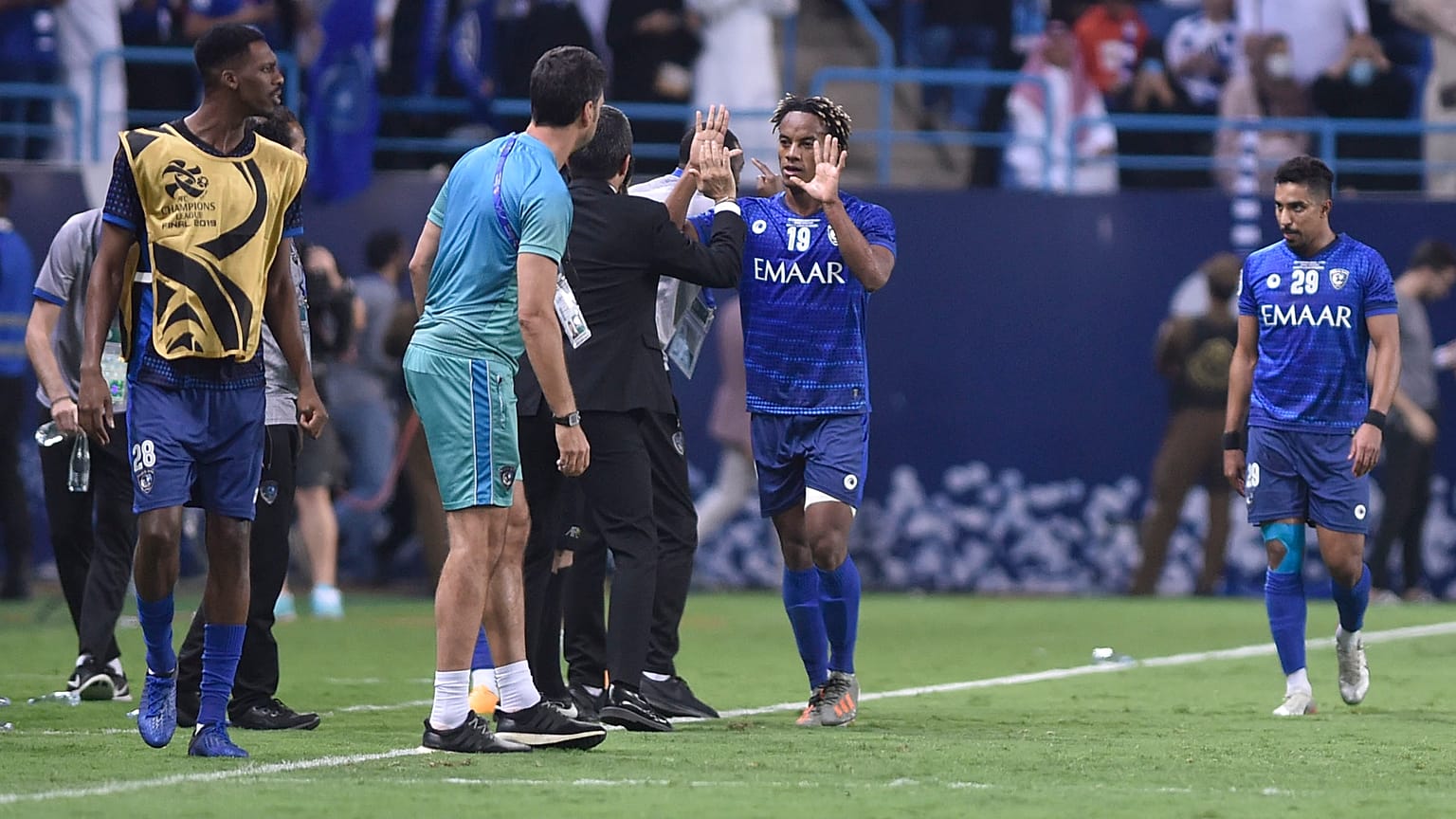  أندريه دياز لاعب الهلال مع مدرب الفريق رازفان لوسيسكو بعد تسجيله هدف خلال مباراة نهائي دوري أبطال آسيا بين الهلال وأوراوا الأحمر 