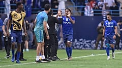  أندريه دياز لاعب الهلال مع مدرب الفريق رازفان لوسيسكو بعد تسجيله هدف خلال مباراة نهائي دوري أبطال آسيا بين الهلال وأوراوا الأحمر 