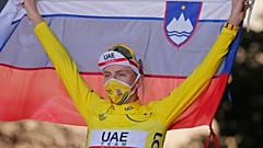 Tadej Pogacar hisse le drapeau slovène pour célébrer sa victoire sur le Tour de France 2020, le 20 septembre 2020