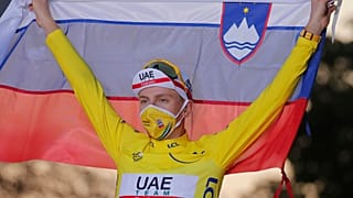 Tadej Pogacar hisse le drapeau slovène pour célébrer sa victoire sur le Tour de France 2020, le 20 septembre 2020
