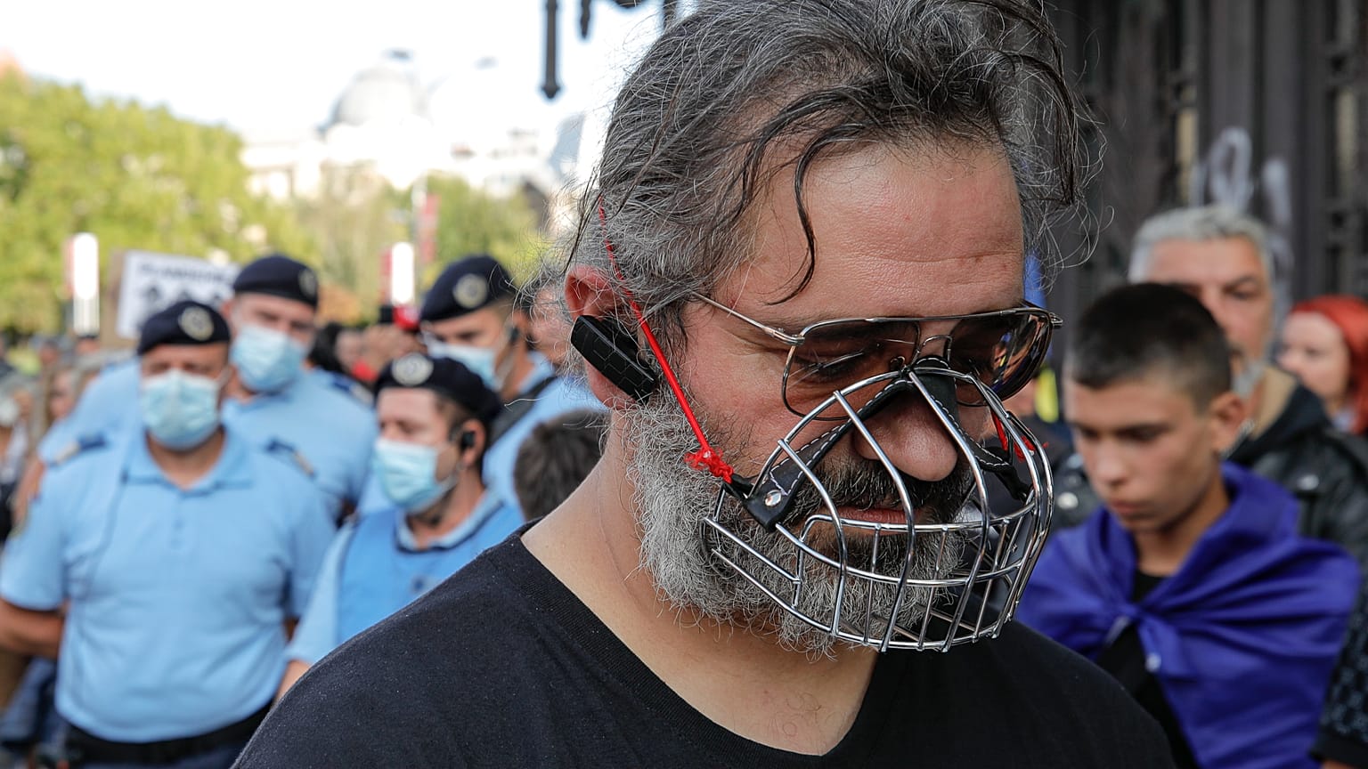 Un homme porte une muselière pendant une manifestation contre les mesures sanitaires prises dans par la Roumanie, Bucarest le 19 septembre 2020