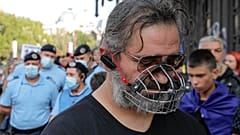 Un homme porte une muselière pendant une manifestation contre les mesures sanitaires prises dans par la Roumanie, Bucarest le 19 septembre 2020