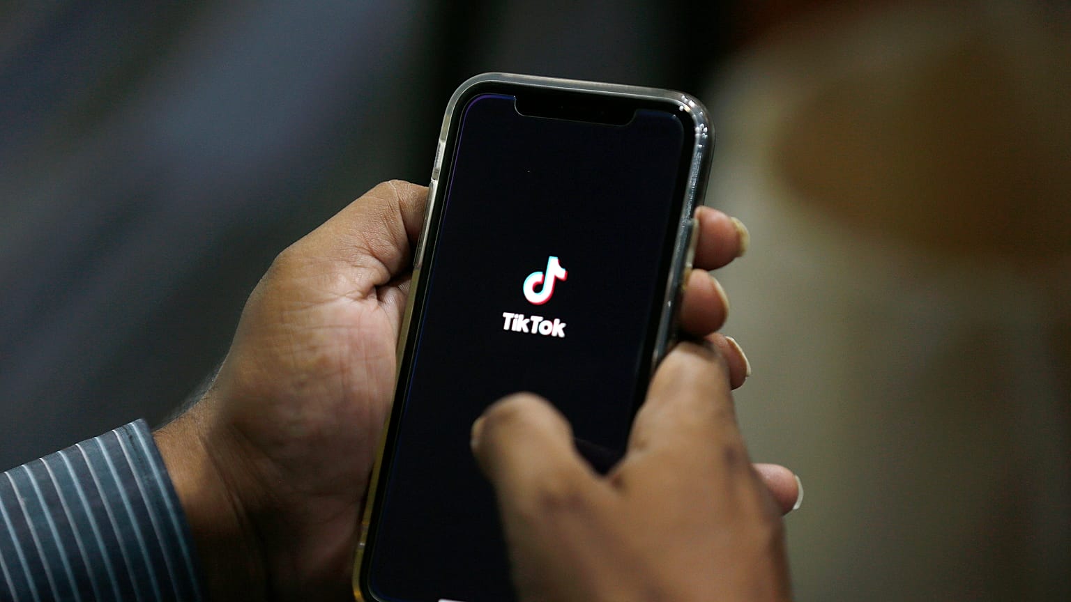 رجل يفتح تطبيق تيك توك للتواصل الاجتماعي على هاتفه الخلوي في إسلام آباد، باكستان. 2020/07/21