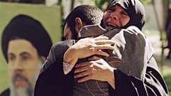 والدة تعانق ابنها بعد خروجه من السجن بعد نهاية الحرب