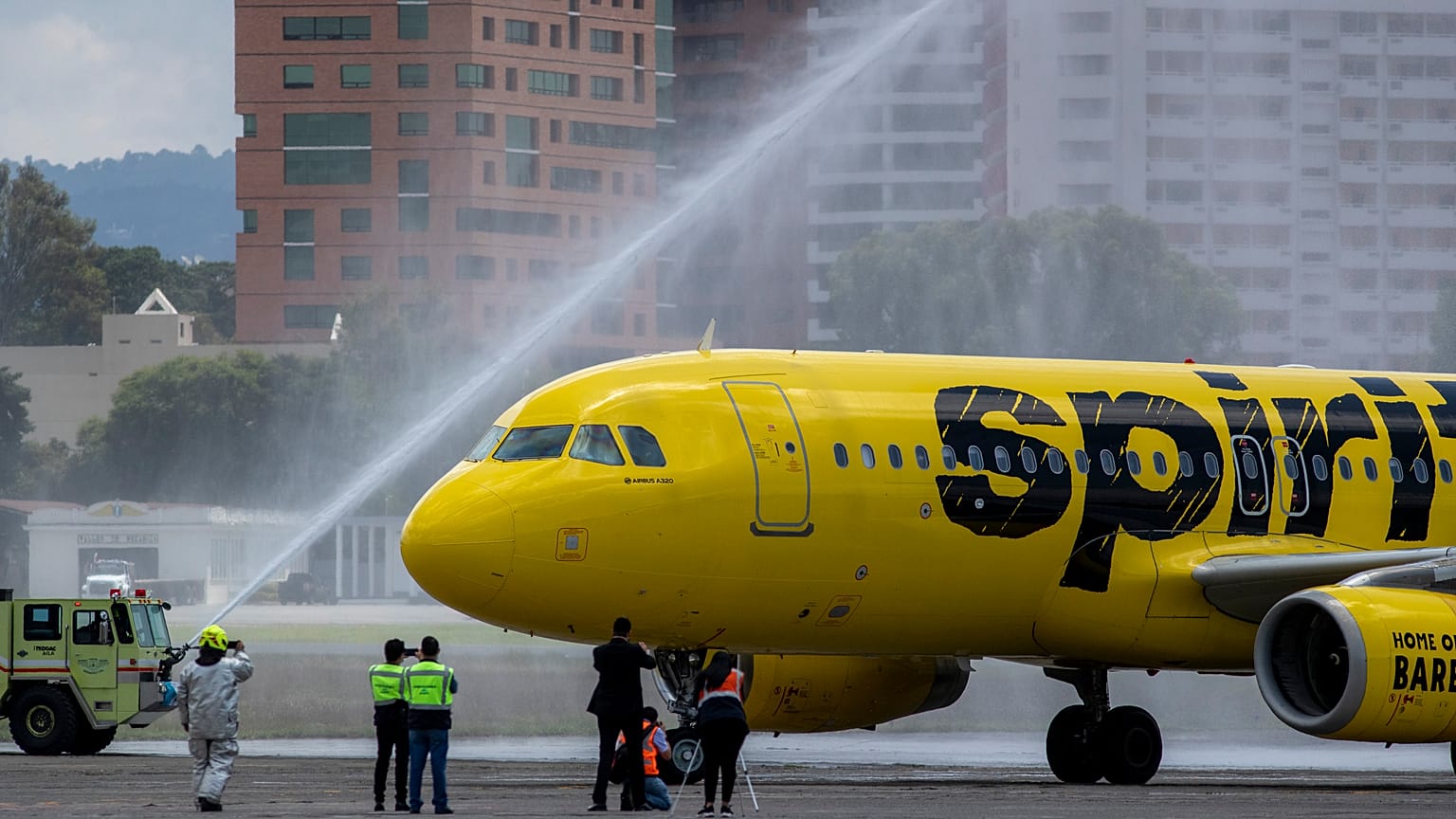 Labores de desinfección en el aeropuerto de Guatemala
