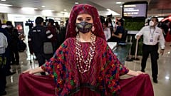 Национальный костюм в честь открытия Международного аэропорта Гватемалы
