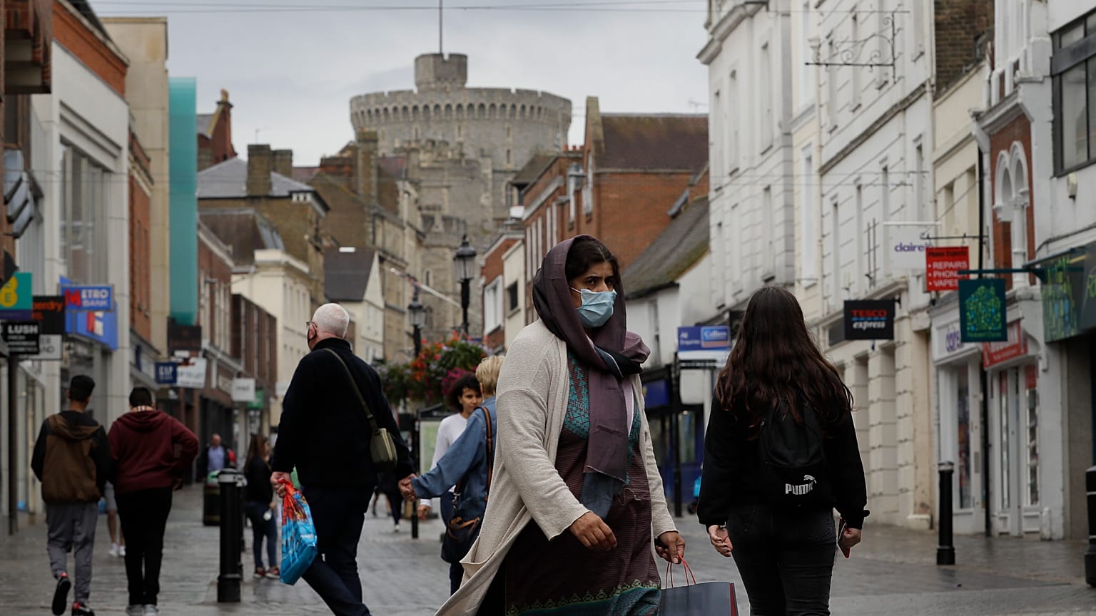 Nuevas restricciones en la vida diaria de los británicos para suprimir un dramático pico en los casos de coronavirus.