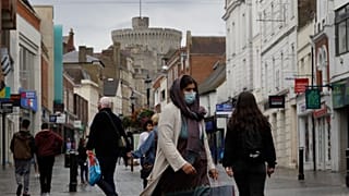 Nuevas restricciones en la vida diaria de los británicos para suprimir un dramático pico en los casos de coronavirus.