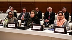 فوزیه کوفی(سمت راست) یکی از زنان عضو تیم مذاکره کننده با نمایندگان گروه طالبان در قطر