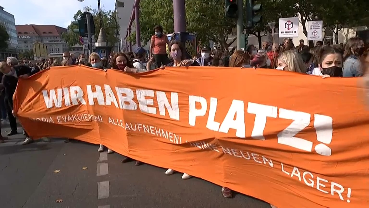 Berlin'de "yerimiz var" pankartı açan göstericiler