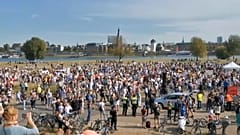 Düseldorf'ta Covid-19 tedbirleri protestosu