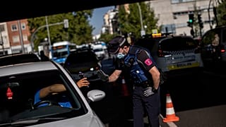 Control de policía en Madrid para imponer las restricciones a la movilidad en ciertas áreas de la capital española, 21 de septiembre 2020
