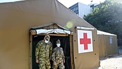 Katonák a sátorrendszernél a Dél-Pesti Centrumkórház udvarán