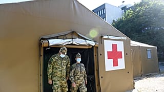 Katonák a sátorrendszernél a Dél-Pesti Centrumkórház udvarán