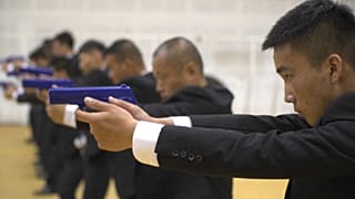 طلاب صينيون يتدربون بمعهد لتكوين حراس شخصيين