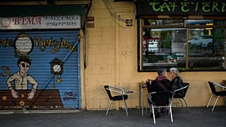 Covid-19: Συλλογική ευθύνη αναζητούν οι κυβερνήσεις σε Ισπανία και Βρετανία