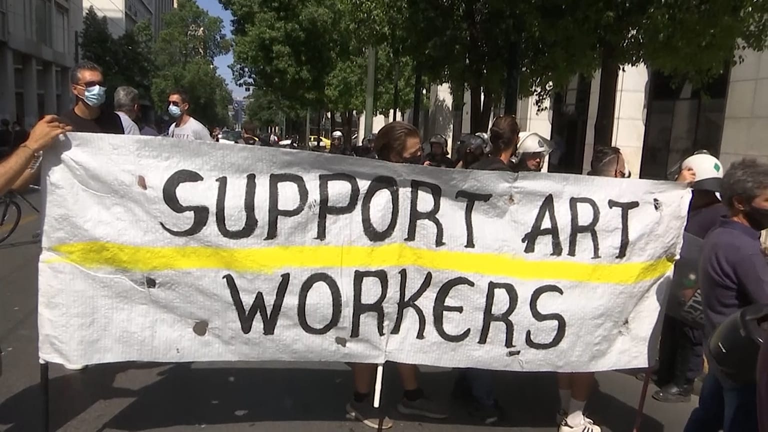 Греческие артисты протестуют против карантинных ограничений