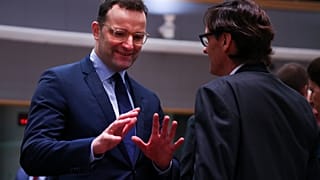 Der deutsche Gesundheitsminister Jens Spahn im Gespräch mit seinem spanischen Amtskollegen Salvador Illa, Brüssel, 13.2.20