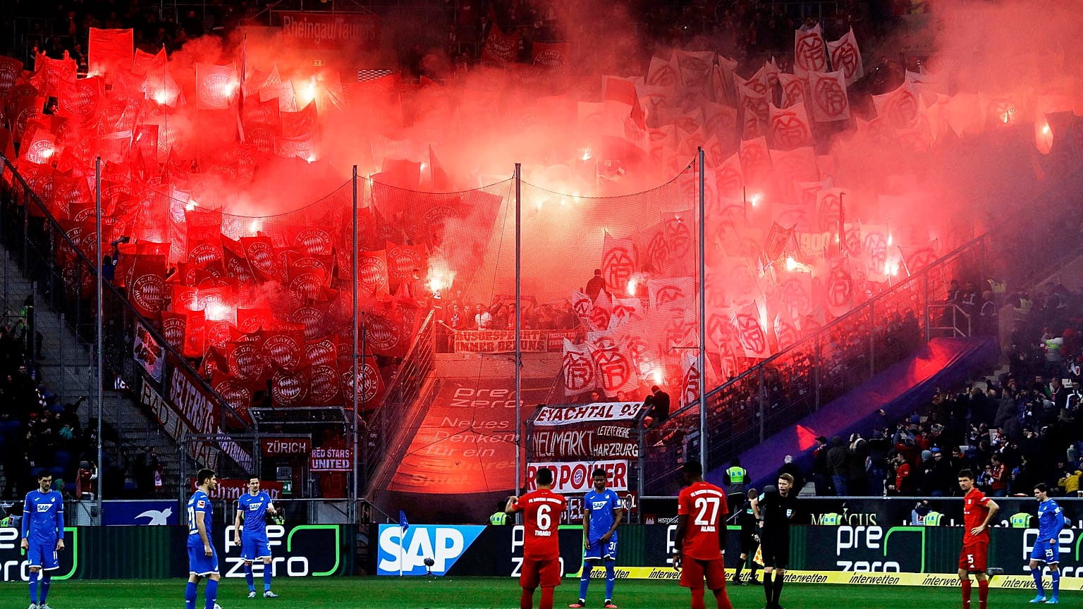 Bayern München szurkolók a vendégszektorban Hoffenheimben 2020. február 29-én