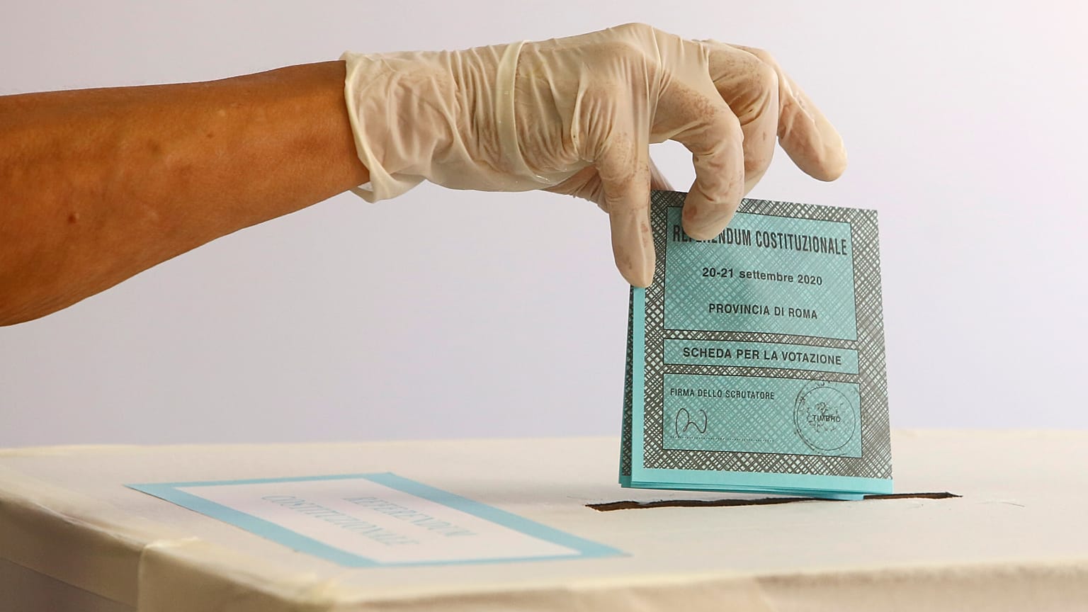 İtalya'da parlamenter sayısını düşürme referandumu
