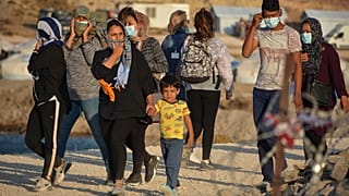 لاجئون في مخيم اللاجئين المؤقت الجديد في كارا تيبي