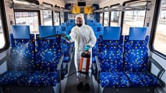 Flirt motorvonat utasterét fertőtlenítik a Keleti pályaudvaron 2020. szeptember 14-én