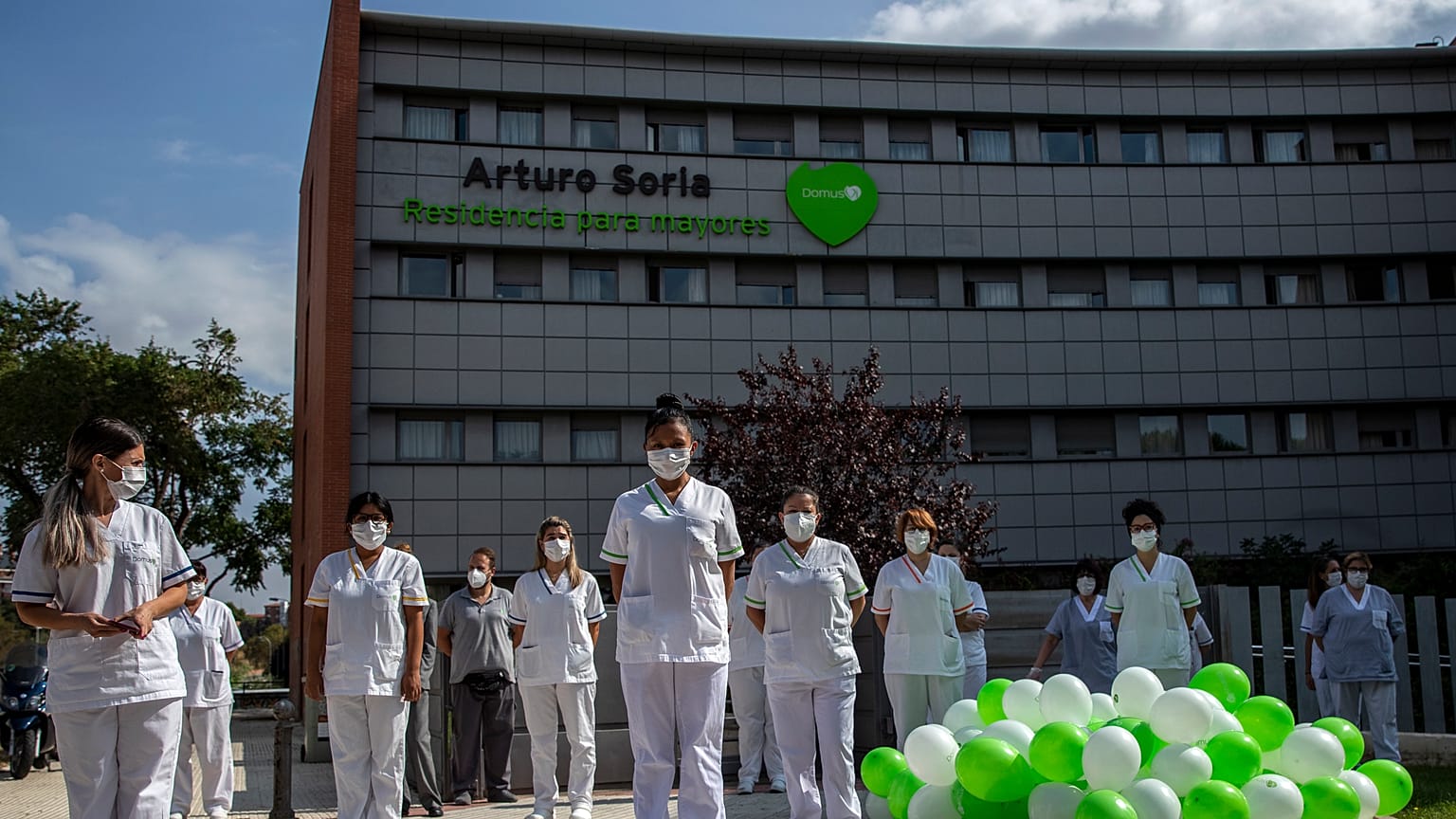 Trabajadoras de "DomusVi Arturo Soria" guardan un minuto de silencio, Madrid, España, 15/9/2020